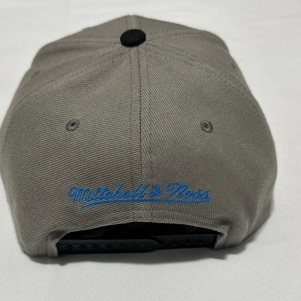 Mitchell & Ness Brooklyn New York Gray and Black Snapback Cap Basketball